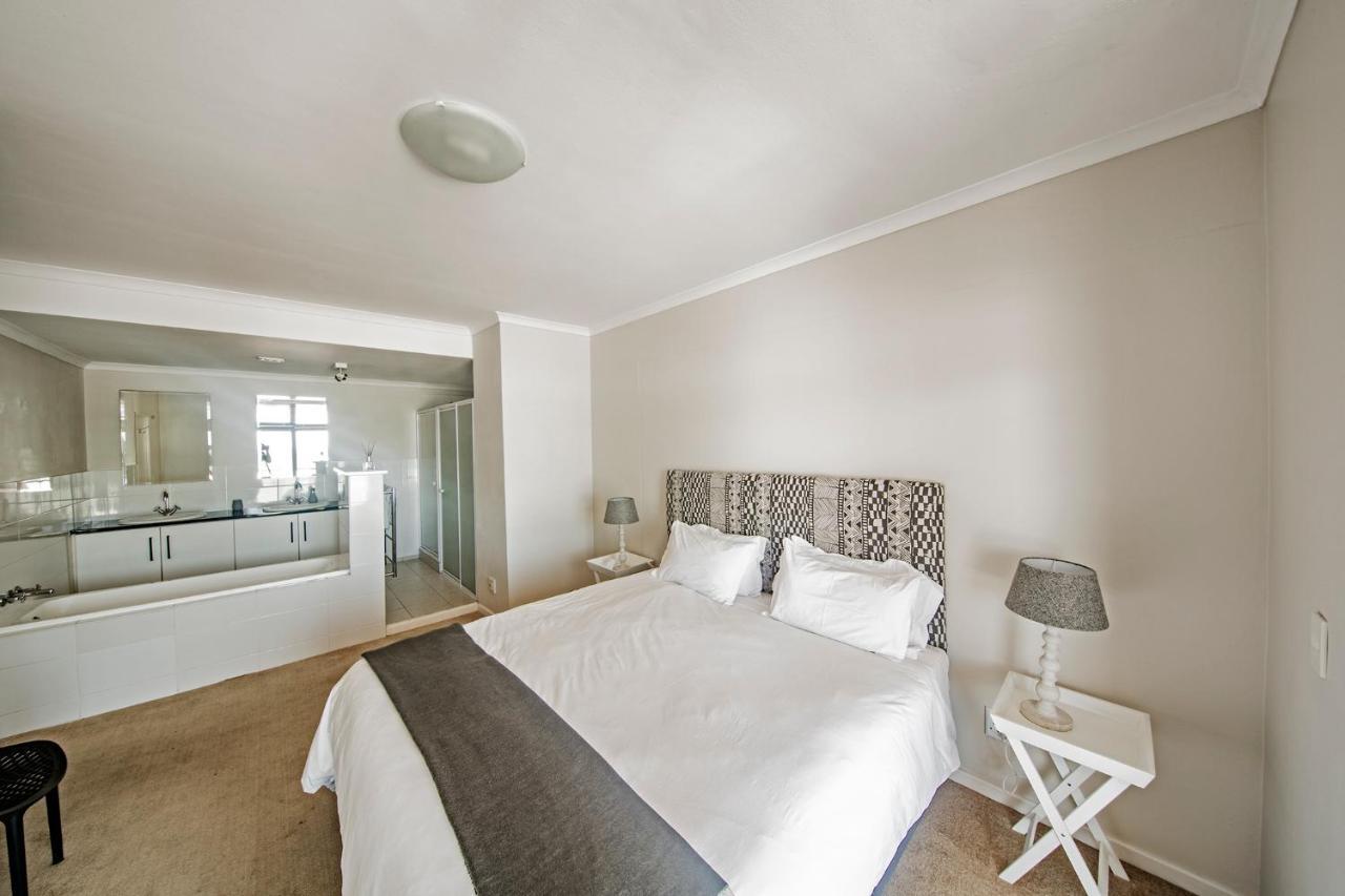 Surferscorner Self Catering Apartments Muizenberg Exterior photo