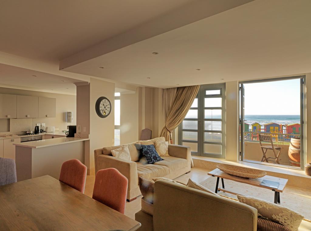 Surferscorner Self Catering Apartments Muizenberg Exterior photo