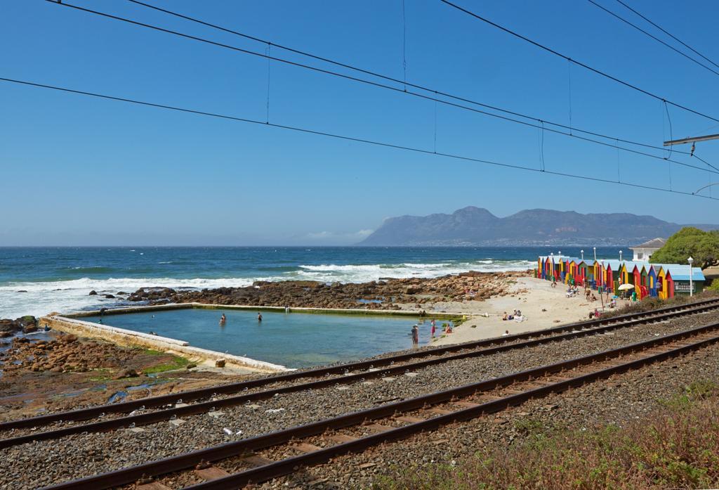 Surferscorner Self Catering Apartments Muizenberg Exterior photo
