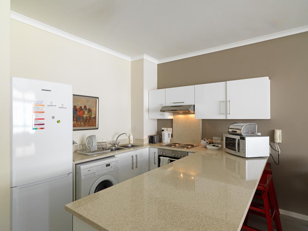 Surferscorner Self Catering Apartments Muizenberg Exterior photo