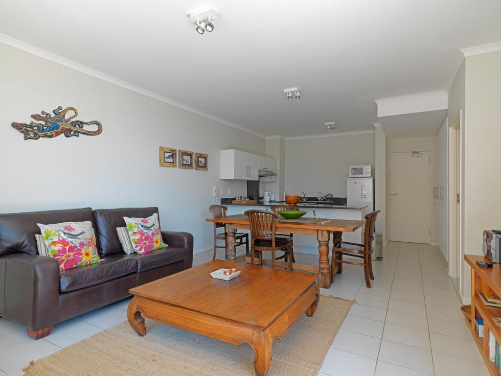 Surferscorner Self Catering Apartments Muizenberg Exterior photo