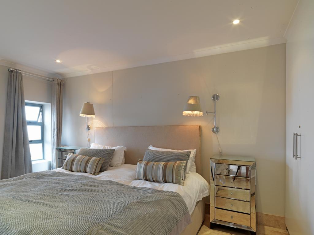 Surferscorner Self Catering Apartments Muizenberg Exterior photo